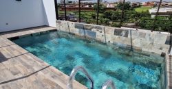 Villa avec piscine sur le toit